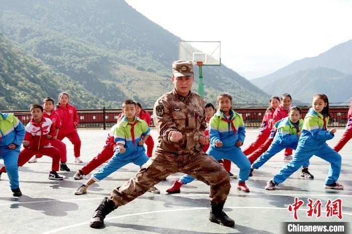 圖為“兵老師”教孩子們打軍體拳?！±铖Y 攝