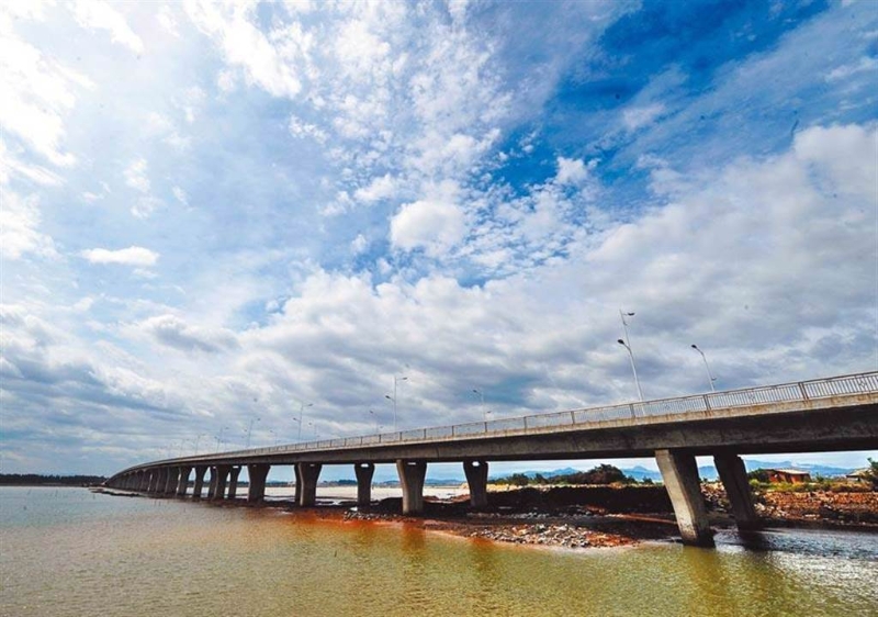 金廈大橋?qū)榻痖T和廈門提供更便捷的交通方式。圖為大嶝大橋。（取材自新華社）
