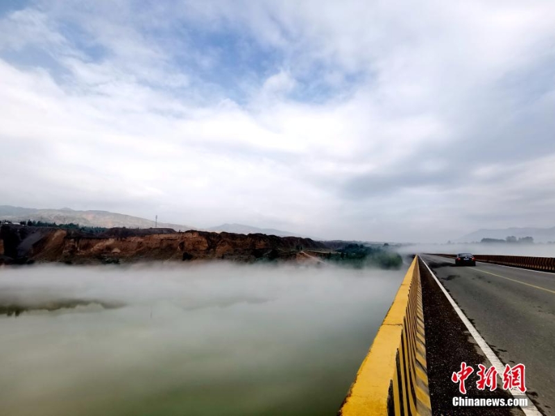 青海尖扎：薄霧、群山、綠樹勾勒黃河夏日圖景