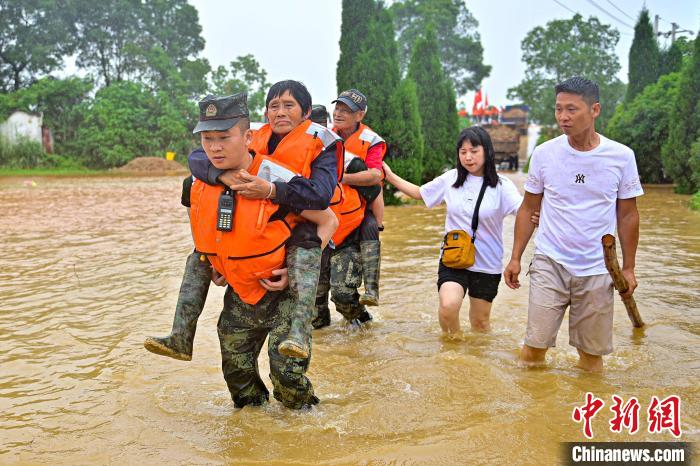 武警江西總隊機動支隊官兵奔赴江西景德鎮(zhèn)市樂平市樂港鎮(zhèn)救助轉(zhuǎn)移受災群眾?！∨矶?攝