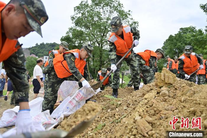 武警江西總隊機動支隊官兵奔赴江西景德鎮(zhèn)市樂平市開展搶險救援，填裝沙袋?！∨矶?攝