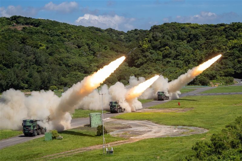 陸軍在九鵬基地進行射擊操演，一輛雷霆2000火箭車發(fā)射中突爆炸，全車炸毀幸無人傷。(中時數(shù)據(jù)庫)