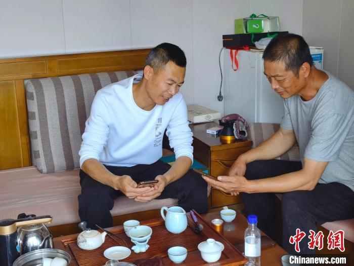 漁民利用5G的高速網(wǎng)絡觀看娛樂視頻?！窃式?攝