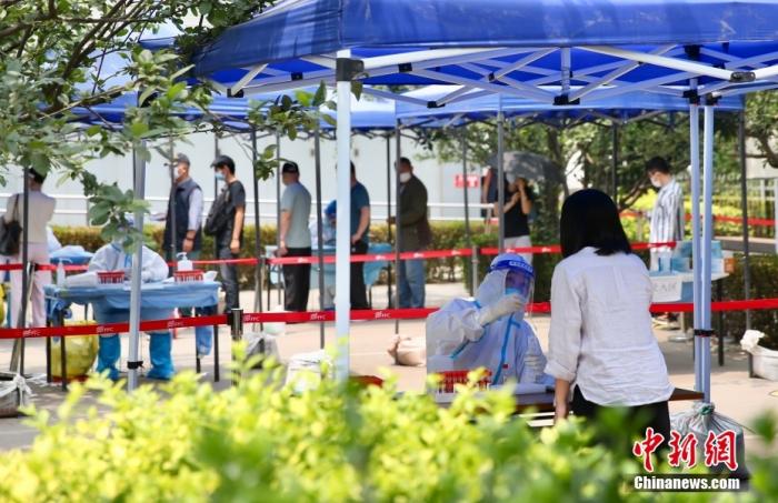 資料圖：6月10日，民眾在核酸檢測(cè)點(diǎn)進(jìn)行核酸檢測(cè)。<a target='_blank' href='/'>中新社</a>記者 易海菲 攝
