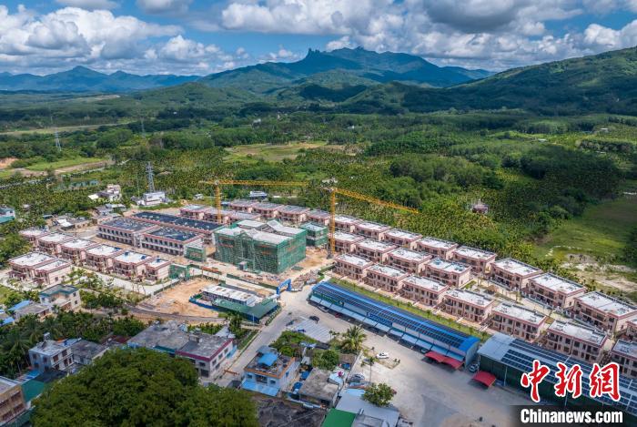 圖為航拍海南省保亭黎族苗族自治縣什玲鎮(zhèn)(水賢村、什東村)生態(tài)搬遷安置區(qū)項(xiàng)目?！●樤骑w 攝