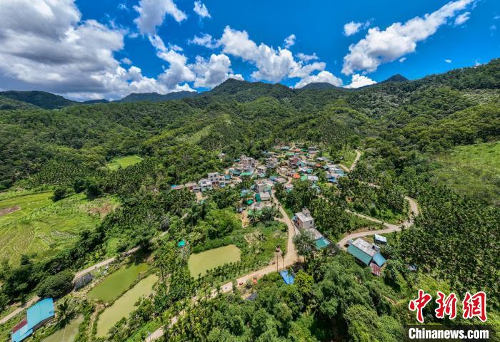 圖為航拍海南省保亭黎族苗族自治縣什玲鎮(zhèn)什東村被大山環(huán)抱?！●樤骑w 攝