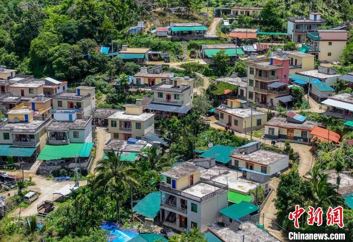 圖為航拍海南省保亭黎族苗族自治縣什玲鎮(zhèn)什東村依山而建的民房。　駱云飛 攝