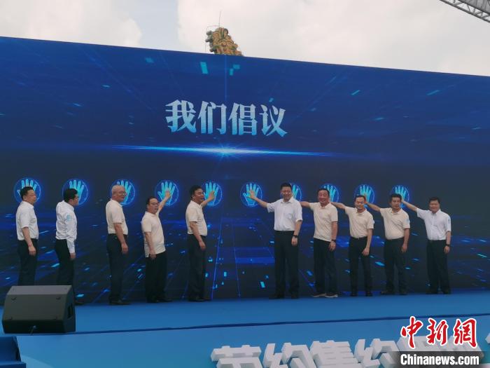 活動現(xiàn)場倡議全社會關(guān)注了解《廣東省土地管理條例》 麥潔娜 攝