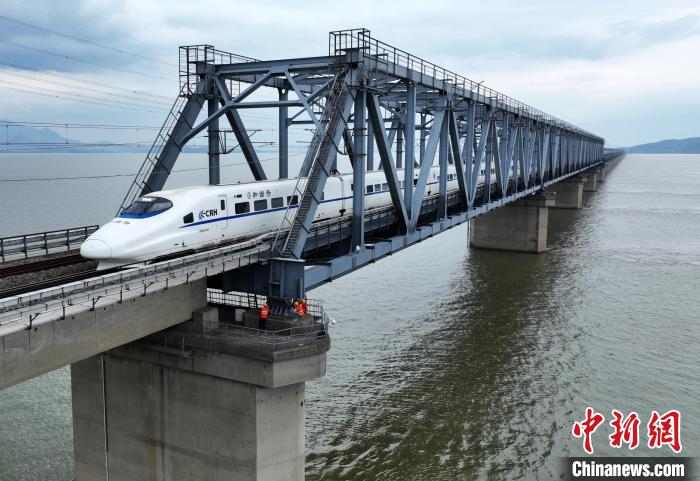 一列高鐵從九景衢鐵路鄱陽(yáng)湖大橋通過(guò)?！『鷩?guó)林 攝