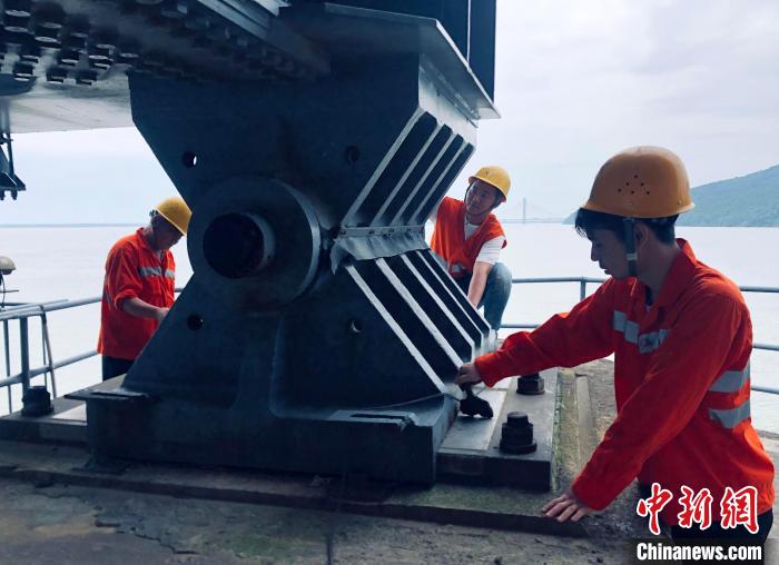 6月24日，南鐵九江橋工段的橋梁工正在九景衢鐵路鄱陽(yáng)湖大橋上對(duì)高強(qiáng)度螺栓進(jìn)行檢查更換?！?黃旸 攝