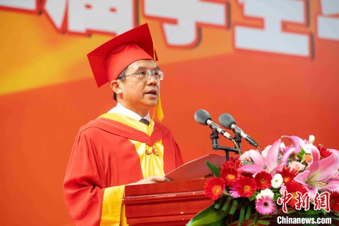 集大校長(zhǎng)李清彪教授致辭?！⒔鹄?攝