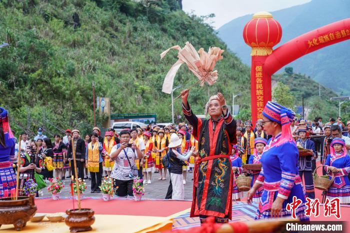 圖為布努瑤民眾在密洛陀始祖塑像前進(jìn)行祭祀?！￡惞谘?攝