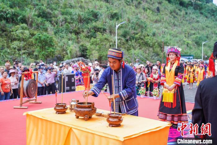 圖為布努瑤民眾在密洛陀始祖塑像前進(jìn)行祭祀?！￡惞谘?攝