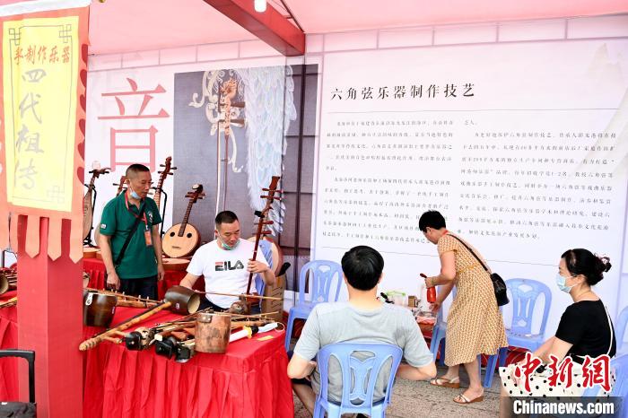 在福音展區(qū)，民眾體驗(yàn)樂(lè)器?！埥鸫?攝