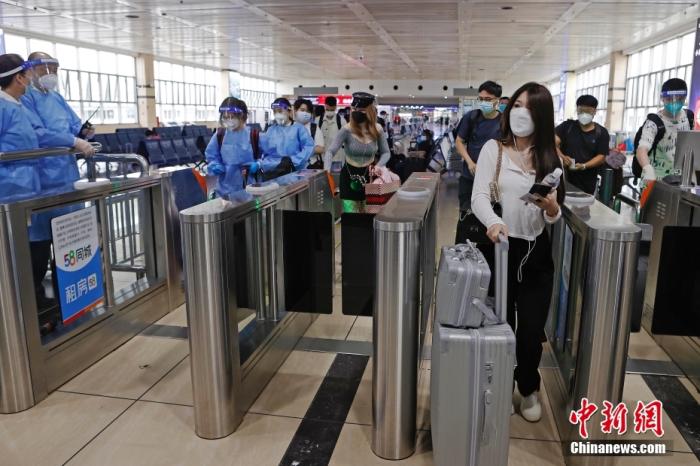 6月10日，旅客在鐵路上海站依次有序驗(yàn)票進(jìn)站。 <a target='_blank' href='/'>中新社</a>記者 殷立勤 攝