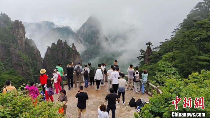 資料圖：夏日黃山云霧繚繞?！≡S永杰 攝