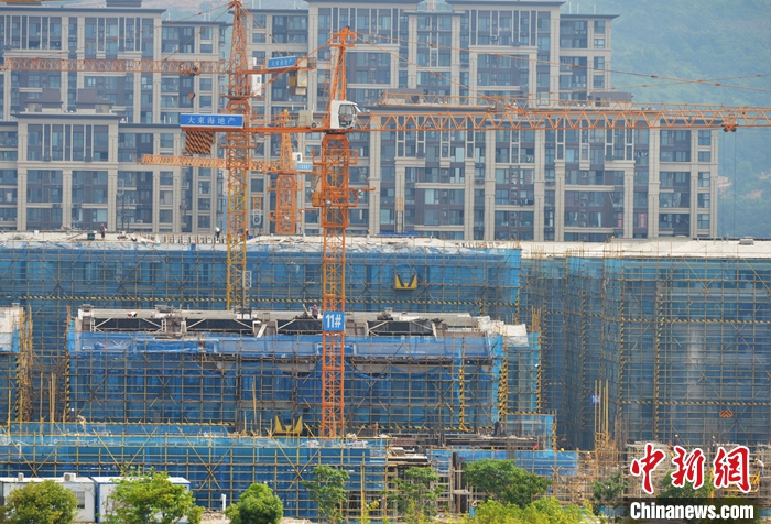 圖為6月30日，福建省寧德市一處正在建設(shè)中的樓盤。 <a target='_blank' href='/'>中新社</a>記者 張斌 攝
