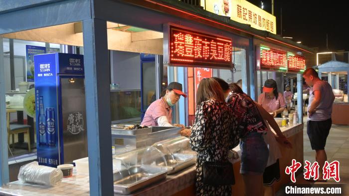 臺灣夜市美食吸引游客。　許雙萍 攝