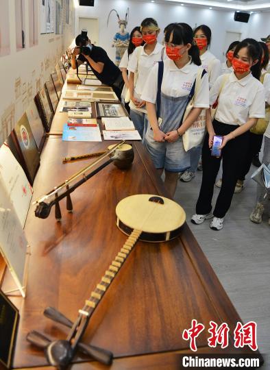 圖為參加研學(xué)體驗(yàn)營的學(xué)生在福建省實(shí)驗(yàn)閩劇院參觀?！埍?攝