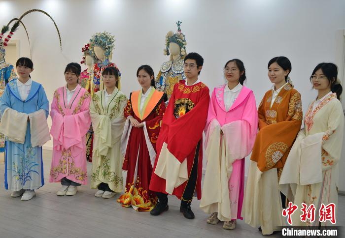 圖為穿著閩劇戲服的研學(xué)體驗(yàn)營學(xué)生在拍照留念?！埍?攝