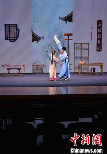 圖為研學(xué)體驗(yàn)營的學(xué)生在觀看閩劇《荔枝換絳桃》。　張斌 攝
