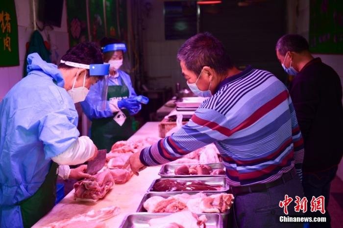 資料圖：上海崇明，居民在廟鎮(zhèn)集貿(mào)市場(chǎng)購(gòu)買(mǎi)豬肉。 <a target='_blank' href='/'>中新社</a>記者 田雨昊 攝