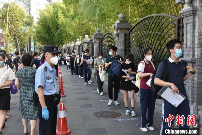 上海高考首日：應(yīng)對各種突發(fā)狀況警方“鐵騎”護考小分隊來了