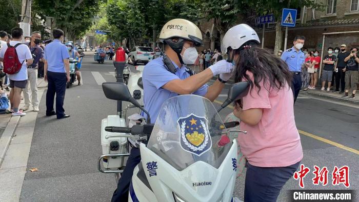 當(dāng)日8時45分許，在在護考民警郭澆的一路飛馳之下，考生小夏(化名)及時趕到了市西中學(xué)考點。　上海警方供圖