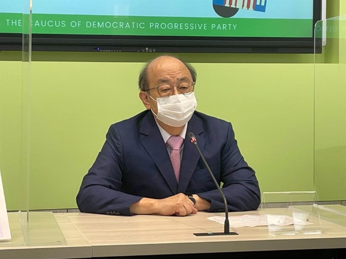 民進黨立院黨團總召柯建銘表示，世界在動亂中，臺灣也在動亂中，自己和幹事長鄭運鵬一起祝福安倍晉三早日康復。（葉書宏攝）