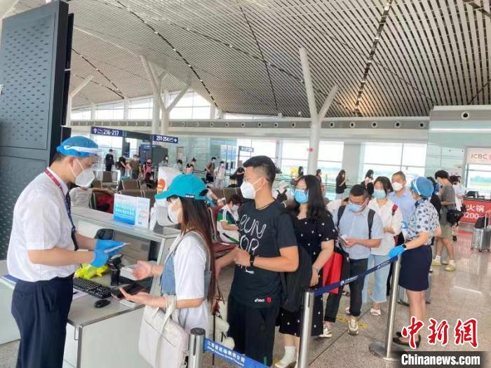 機(jī)場(chǎng)、火車站、景區(qū)“變忙”中國(guó)旅游業(yè)逐步回暖