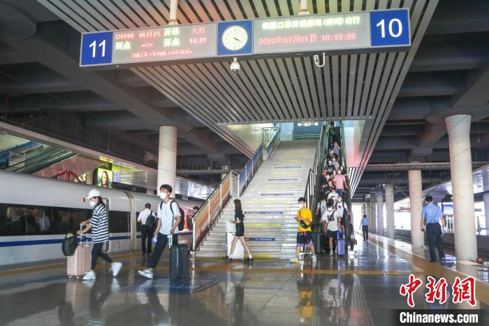 圖為7月1日暑運(yùn)首日的南昌西站。(資料圖) 劉力鑫 攝