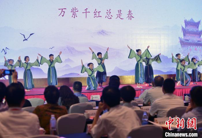 兩岸姓氏代表自編自演了“根”文化小節(jié)目，生動(dòng)展現(xiàn)中華姓氏文化的傳承與魅力。　張斌 攝