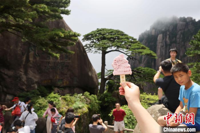 暑期旅游升溫，安徽黃山游人如織?！〕烧郭i 攝