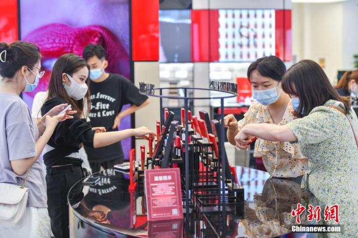 資料圖：顧客在中免集團(tuán)?？谌赵聫V場免稅店選購化妝品。 <a target='_blank' href='/'>中新社</a>記者 駱云飛 攝