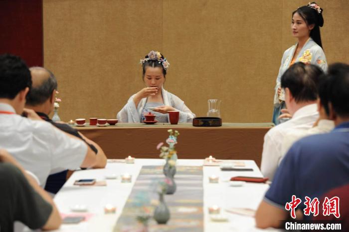 7月9日，兩岸青年品鑒兩岸茶?！〔?hào)|京 攝