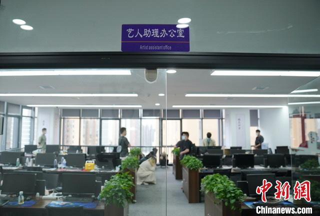 該詐騙團(tuán)伙將女主播稱為藝人，藝人幕后都有主管、經(jīng)紀(jì)人、助理?！?guó)武 攝