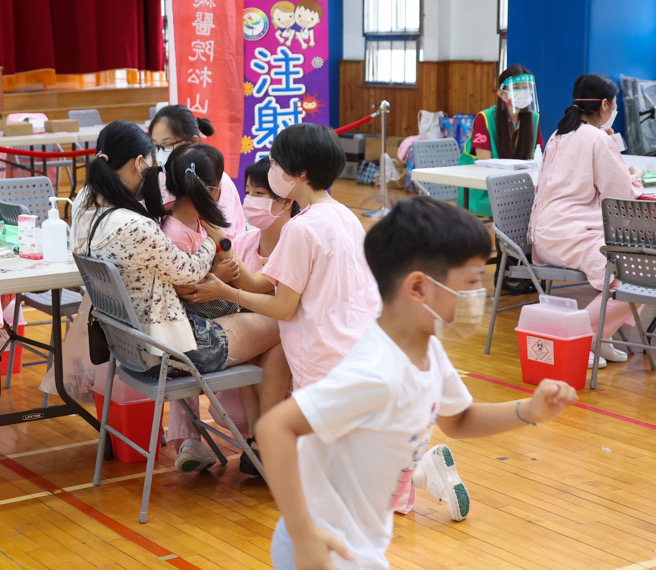 臺(tái)灣地區(qū)流行疫情指揮中心12日提醒，目前4歲以下輝瑞B(yǎng)NT疫苗到貨時(shí)間未定，建議家長(zhǎng)盡早安排家中幼兒，優(yōu)先接種莫德納疫苗。（圖源：臺(tái)灣“中時(shí)新聞網(wǎng)”）