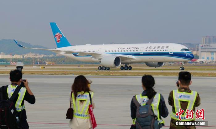 資料圖：2022年1月6日，南航兩架全新大型遠程寬體A350-900型客機同時落戶廣東深圳，加盟南航深圳分公司，深圳迎來目前最大空客寬體客機。圖為A350-900型客機飛抵深圳寶安國際機場。 中新社記者 陳文 攝