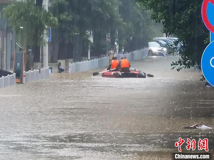 強(qiáng)降雨導(dǎo)致粵北韶關(guān)出現(xiàn)嚴(yán)重內(nèi)澇，救援人員在搜救被困人員(資料圖) 韶關(guān)市政府 供圖