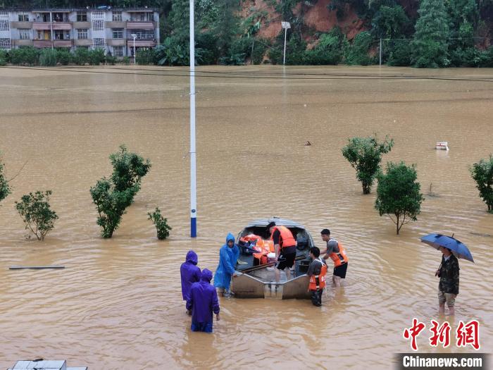 強(qiáng)降雨導(dǎo)致粵北韶關(guān)出現(xiàn)嚴(yán)重內(nèi)澇，救援人員在轉(zhuǎn)移被困人員(資料圖) 韶關(guān)市政府 供圖