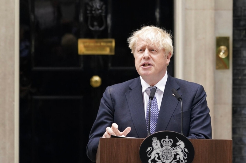 當(dāng)?shù)貢r(shí)間7月7日，英國(guó)首相約翰遜在首相府外宣布辭職。（圖源：美聯(lián)社）