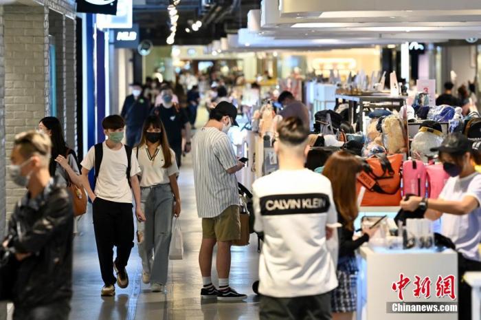 資料圖：市民到商場(chǎng)消費(fèi)。 <a target='_blank' href='/'>中新社</a>記者 李志華 攝