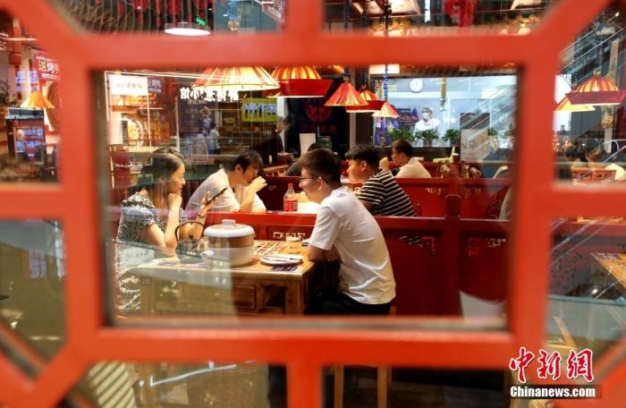 資料圖：6月9日，市民在北京豐臺(tái)區(qū)一餐廳內(nèi)就餐。 <a target='_blank' href='/'>中新社</a>記者 張宇 攝