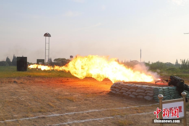 40℃高溫 武警上?？傟?duì)“三實(shí)”訓(xùn)練戰(zhàn)味十足