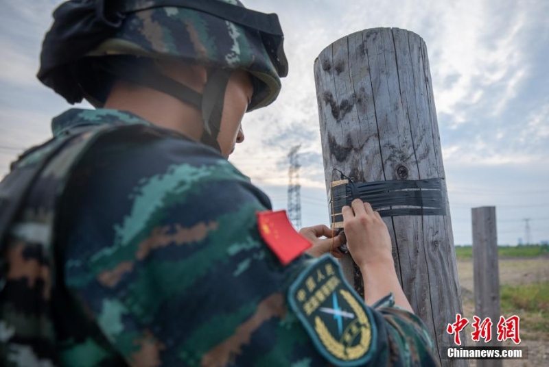40℃高溫 武警上?？傟?duì)“三實(shí)”訓(xùn)練戰(zhàn)味十足