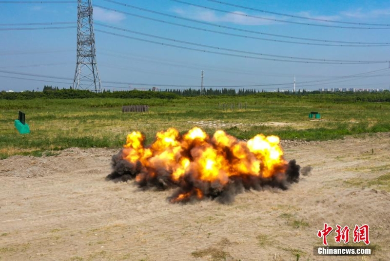 40℃高溫 武警上?？傟?duì)“三實(shí)”訓(xùn)練戰(zhàn)味十足