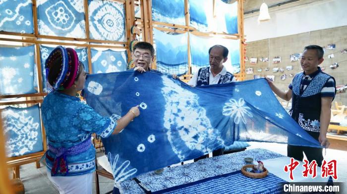 圖為臺灣知名人士邱毅(左二)體驗(yàn)白族扎染?！＄娦?攝