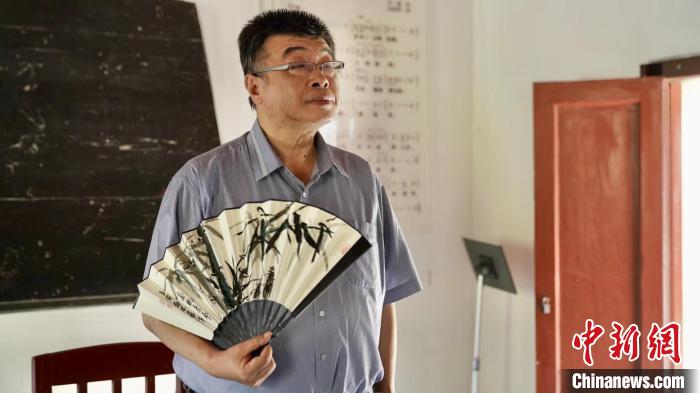 圖為臺灣知名人士邱毅參觀西南聯(lián)大舊址?！＄娦?攝