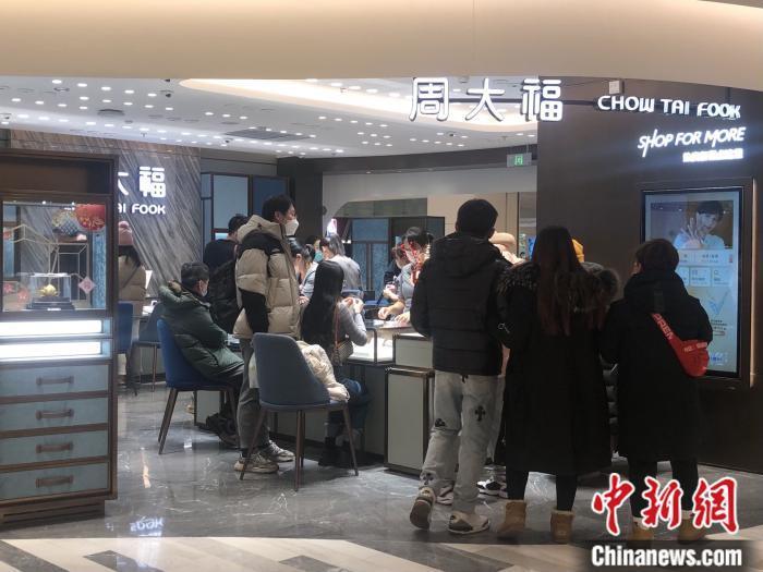 消費者在黃金飾品店購物。 <a target='_blank' href='/' >中新網(wǎng)</a> 左宇坤 攝