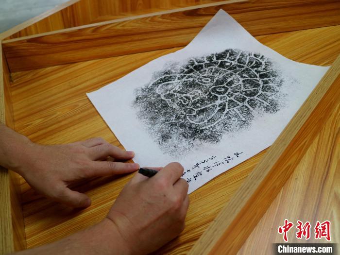 臺青為自己的拓片作品署名?！±钤?攝